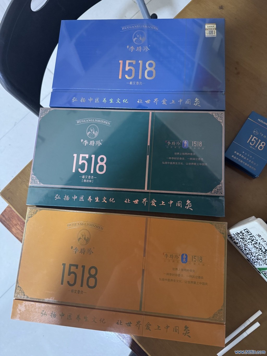 包装详尽的“李时珍1518蕲艾香灸”。本文图片均由澎湃新闻记者 王鑫 摄